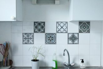 faux carreaux de ciment en vinyle dans ma cuisine