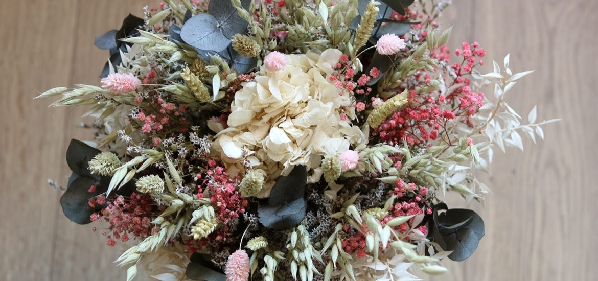 bouquet de fleurs séchées eucalyptus et fleurs rose