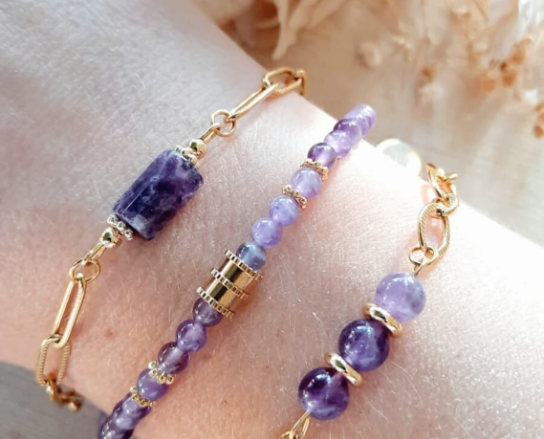 trois bracelets en améthyste, pierre violette