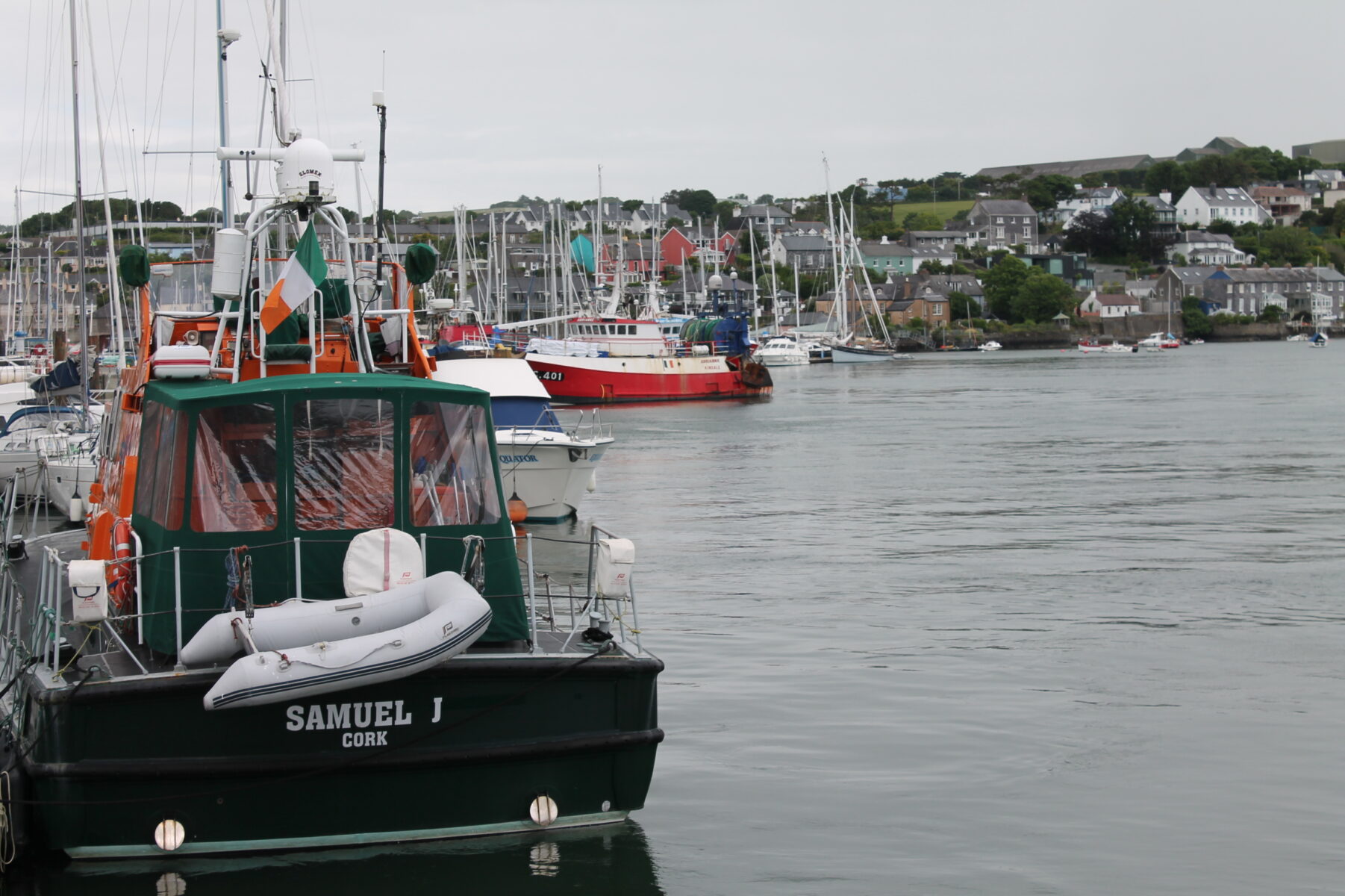 Port de Kinsale avec les nombreux bateaux de plaisanciers.