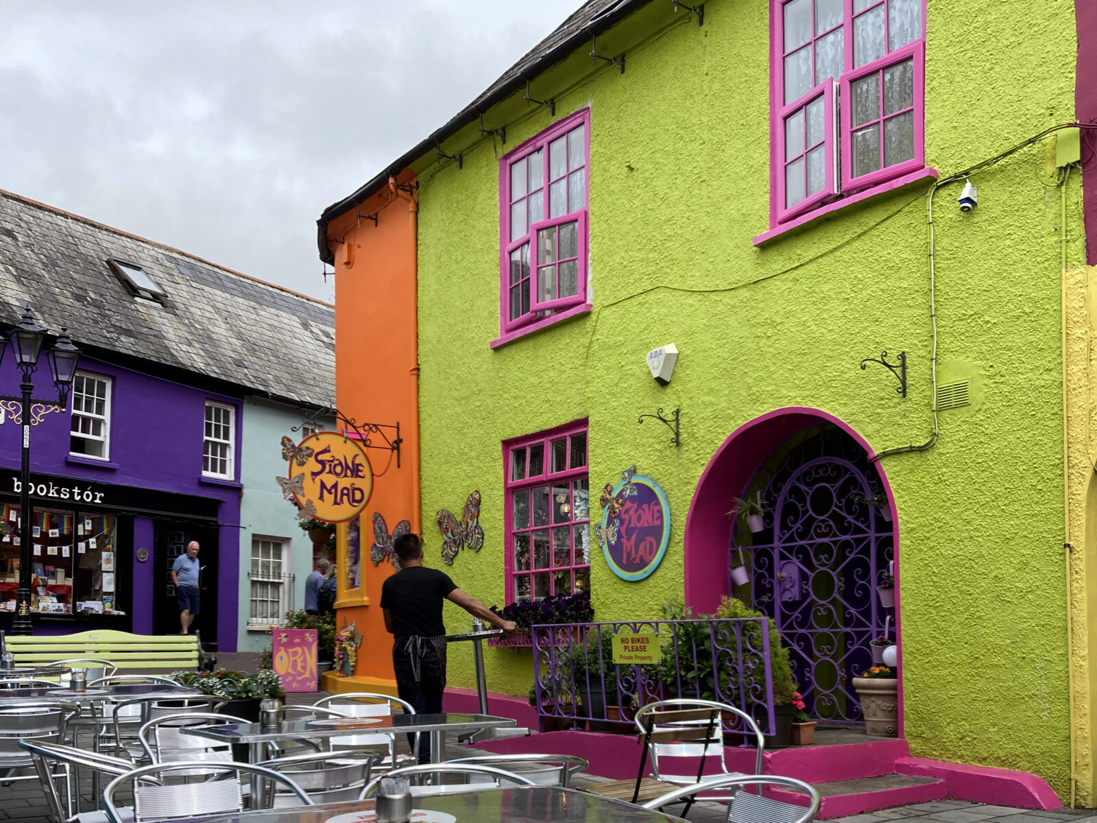 Rues pittoresques de Kinsale avec boutiques et restaurants.