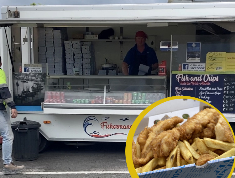 Plat de fish & chips servi dans un food-truck de Kinsale.