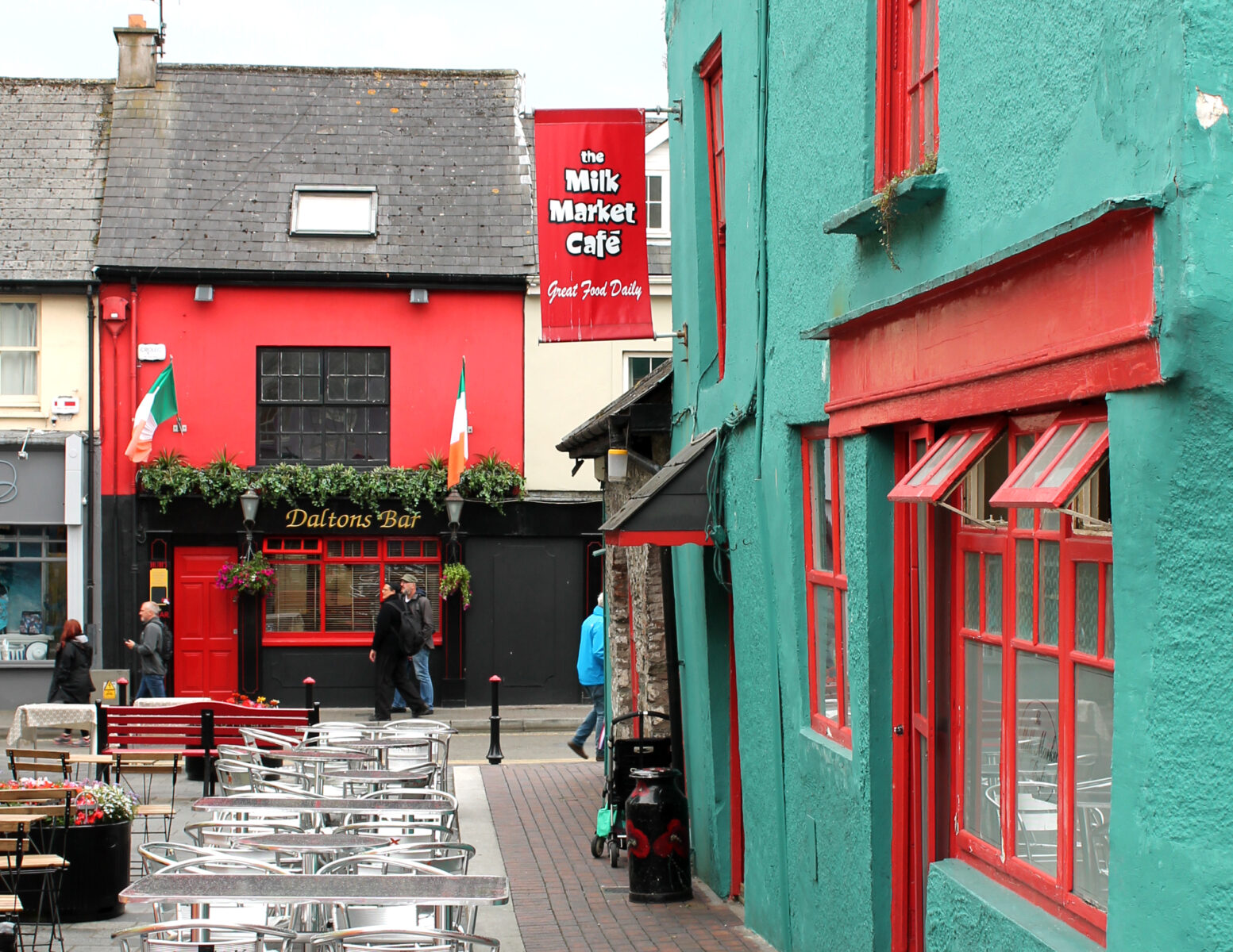 Façades colorées du restaurant et du pub Irlandais.