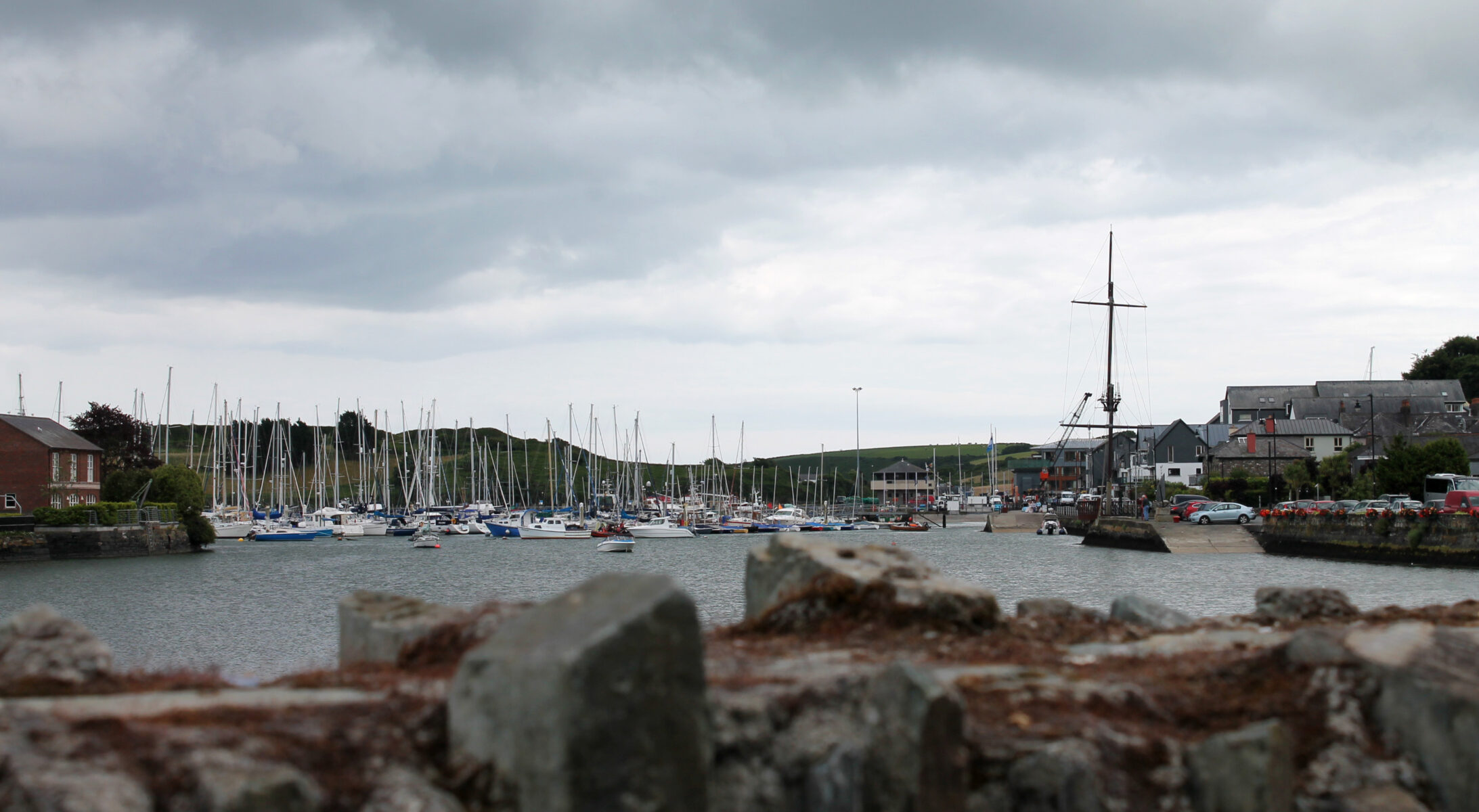 Vue du port animé de Kinsale avec des bateaux et yachts.