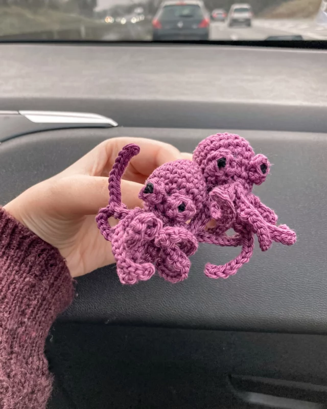 🐙 Ah si j’étais un poulpe … je ferais 8 choses en même temps !
Avoir un seul projet au crochet ? Impossible ! Lire un seul livre ? Impossible !

Je suis une multi-passionnée et ça se ressent surtout dans les loisirs créatifs où j’aime tout tester. Certaines activités me passionnent quelques jours et d’autres plusieurs mois. 
🎨Heureusement pour moi les arts créatifs sont infinis !
Vous fonctionnez comme ça vous aussi ?

#multipassionnée #loisirscreatifs #crochet #poulpecrochet #crochetersofinstagram